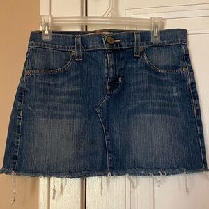 Old Navy stretch denim miniskirt women’s size 10. Distressed medium rinse.